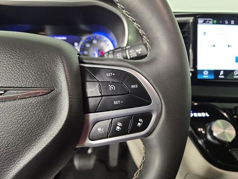 Used 2024 Chrysler Pacifica Touring-L FWD image 23