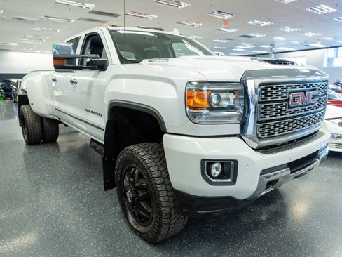 Used 2018 GMC Sierra 3500 Denali AWD/4WD image 3