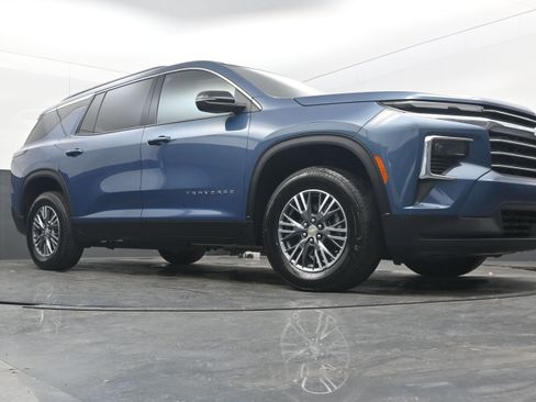 Used 2025 Chevrolet Traverse LT image 23