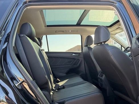 Used 2023 Volkswagen Tiguan SE w/ Panoramic Sunroof Package FWD image 17