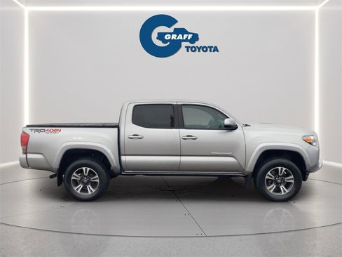 Used 2017 Toyota Tacoma TRD Sport image 7