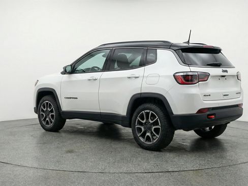 Used 2025 Jeep Compass Trailhawk AWD/4WD image 6