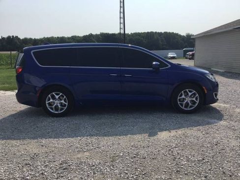 Used 2018 Chrysler Pacifica Touring Plus w/ Tire & Wheel Group FWD image 2
