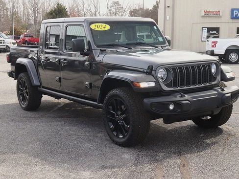 Used 2024 Jeep Gladiator Sport image 3