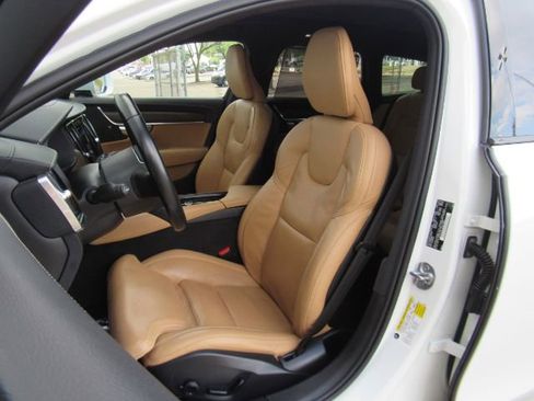 Used 2022 Volvo V90 B6 Cross Country image 14