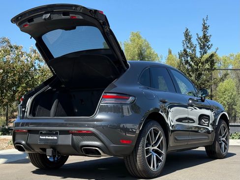 Used 2025 Porsche Macan image 32