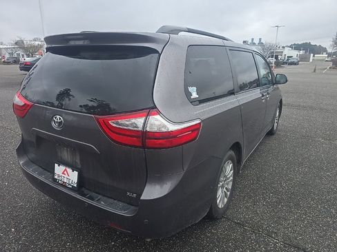 Used 2017 Toyota Sienna XLE Premium image 5