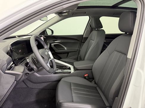 Used 2025 Audi Q5 Premium w/ Convenience Package image 4