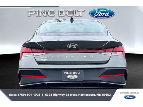 Used 2026 Hyundai Elantra SE FWD image 4