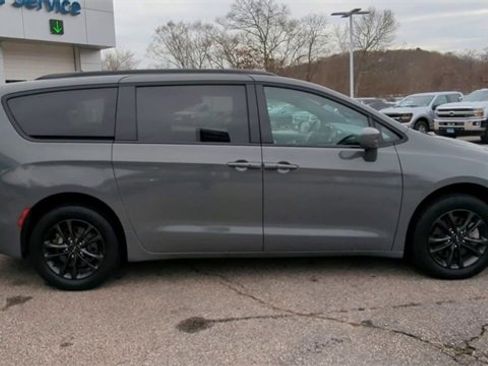 Used 2020 Chrysler Pacifica Touring-L w/ Advanced Safetytec Group image 9