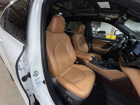 Used 2021 Toyota Highlander Platinum AWD/4WD image 15