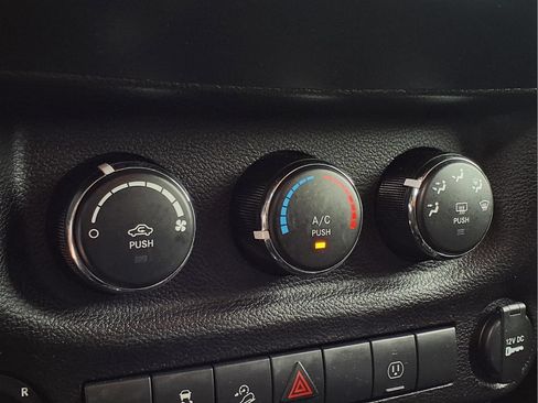 Used 2018 Jeep Wrangler Rubicon w/ Power Convenience Group AWD/4WD image 18