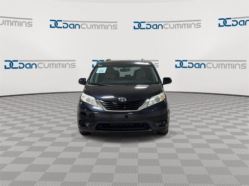 Used 2015 Toyota Sienna LE image 3
