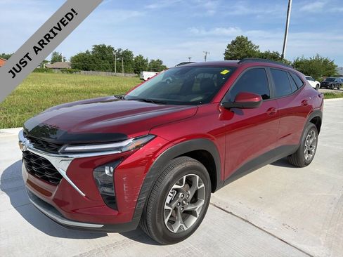 Used 2025 Chevrolet Trax LT w/ Driver Confidence Package FWD image 1