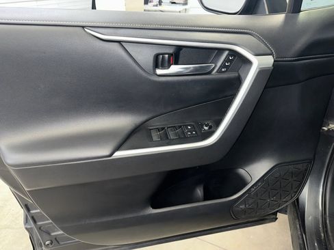 Used 2020 Toyota RAV4 Limited image 5