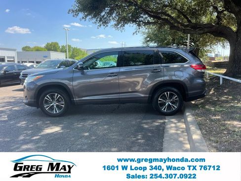 Used 2017 Toyota Highlander Plus FWD image 4