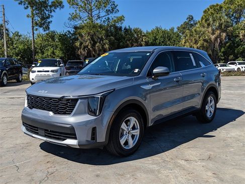 Certified 2025 Kia Sorento LX image 4