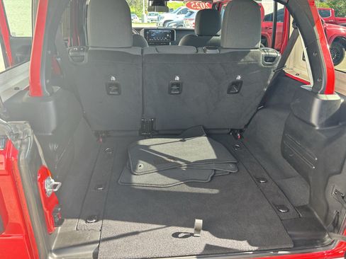 Used 2025 Jeep Wrangler Unlimited Rubicon AWD/4WD image 20