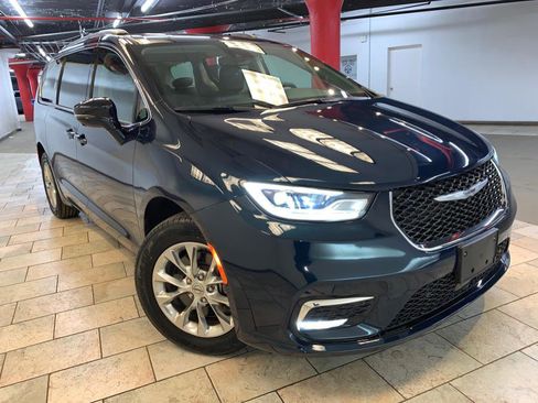 Used 2022 Chrysler Pacifica Touring-L w/ Uconnect Theater Family Group AWD/4WD image 3