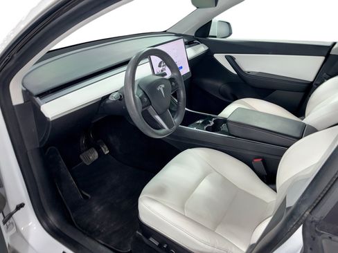 Certified 2021 Tesla Model Y Long Range AWD/4WD image 9