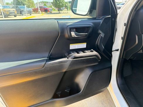 Used 2019 Toyota Tacoma TRD Off-Road w/ Technology Package AWD/4WD image 14