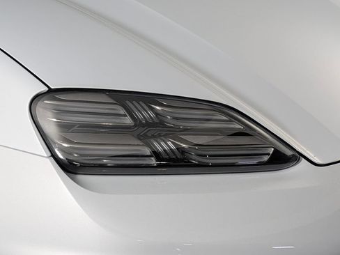 New 2026 Porsche Macan Electric RWD image 15