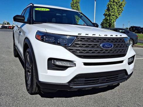 Used 2021 Ford Explorer XLT w/ Equipment Group 202A AWD/4WD image 2