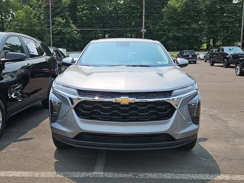 Used 2026 Chevrolet Trax LS w/ LS Convenience Package FWD image 2