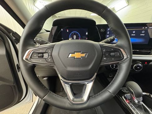 Used 2025 Chevrolet Trax LT w/ LT Convenience Package FWD image 36