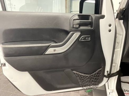 Used 2016 Jeep Wrangler Unlimited Rubicon AWD/4WD image 13