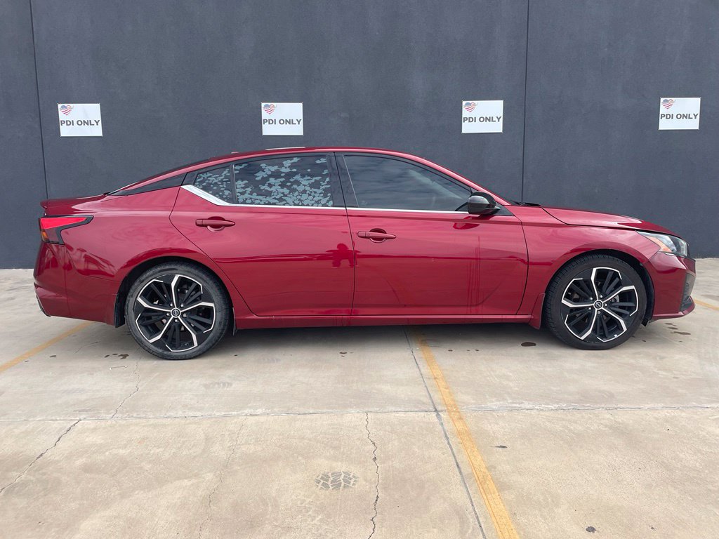 Used 2023 Nissan Altima 2.5 SR w/ SR Premium Package FWD image 2