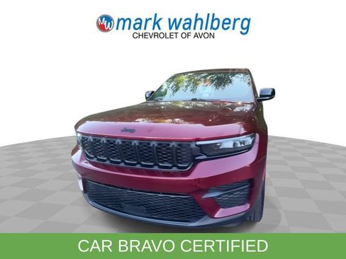 Used 2024 Jeep Grand Cherokee Altitude AWD/4WD image 3