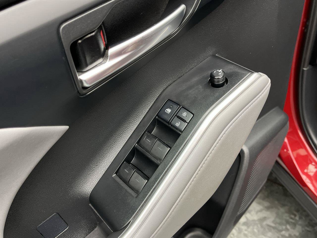Used 2021 Toyota Highlander XLE AWD/4WD image 8