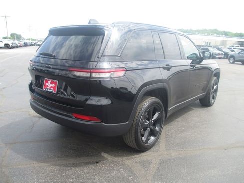 Used 2024 Jeep Grand Cherokee Altitude AWD/4WD image 6