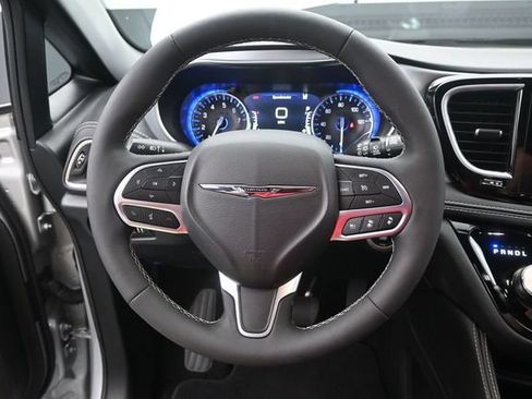 Used 2026 Chrysler Pacifica Limited FWD image 7