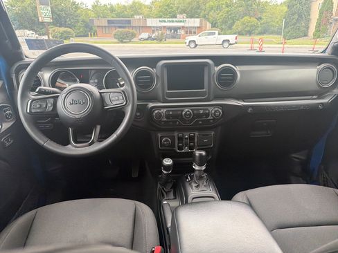 Used 2023 Jeep Wrangler Unlimited w/ Convenience Group AWD/4WD image 15