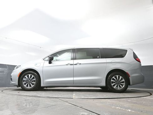 Used 2024 Chrysler Pacifica Select image 54