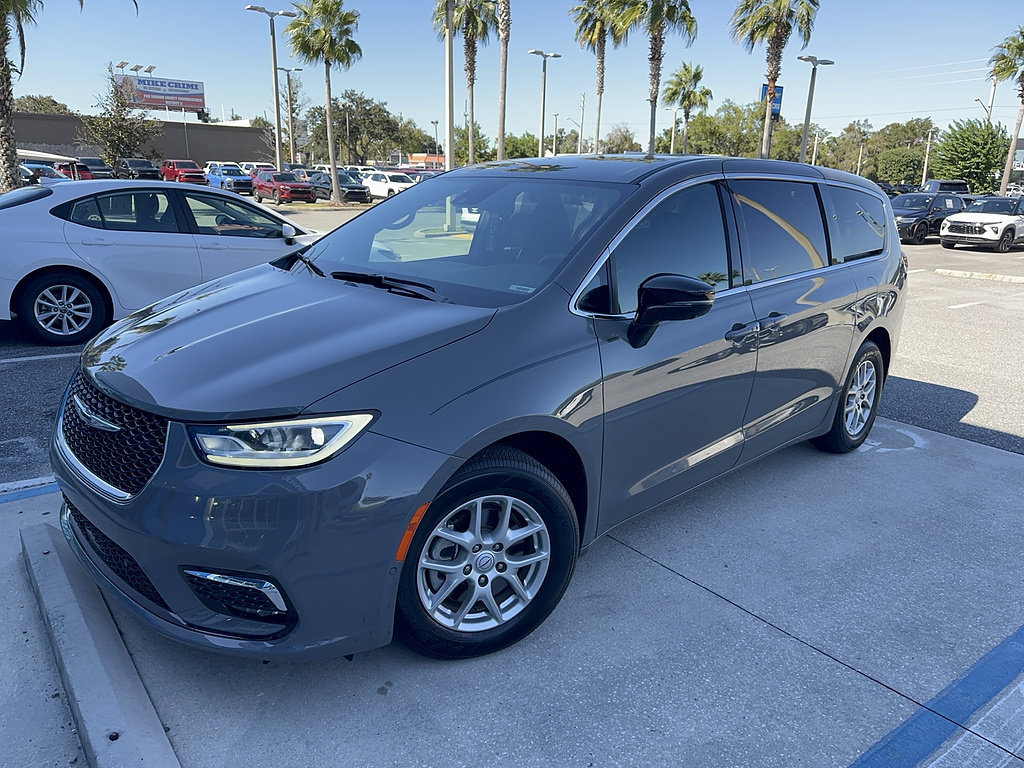 Used 2025 Chrysler Pacifica Select FWD image 3