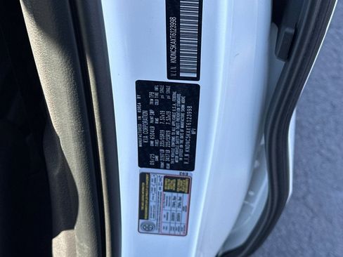 New 2026 Kia Carnival EX image 28