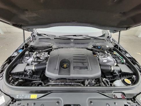 Used 2025 Land Rover Discovery Dynamic SE image 9