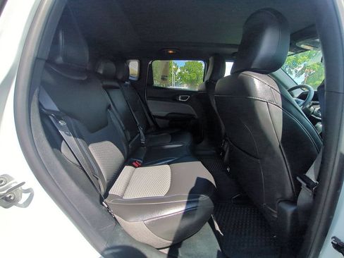 Used 2025 Jeep Compass Latitude w/ Sun & Sound Group AWD/4WD image 29
