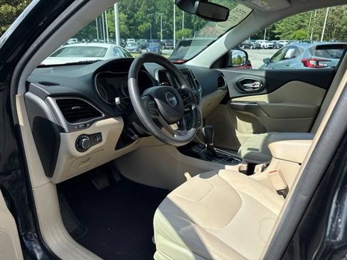 Used 2021 Jeep Cherokee Latitude FWD image 5