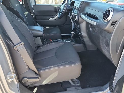 Used 2017 Jeep Wrangler Unlimited Sahara w/ Connectivity Group AWD/4WD image 15