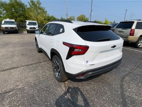 New 2025 Chevrolet Trax RS w/ Sunroof Package image 8