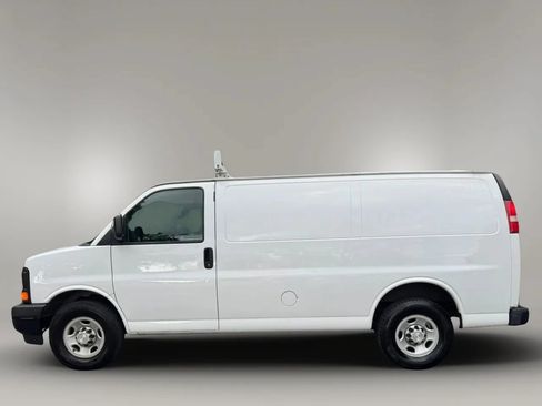Used 2017 Chevrolet Express 2500 RWD image 4