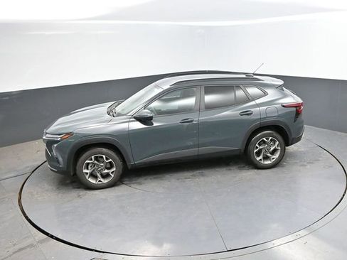 Used 2025 Chevrolet Trax LT FWD image 32