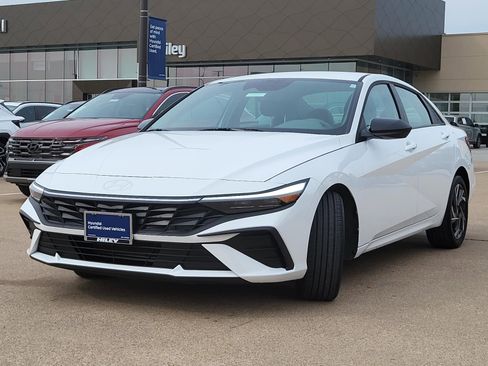 Certified 2025 Hyundai Elantra Sport image 2