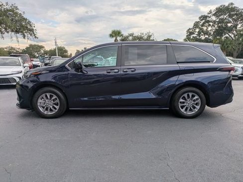 Used 2025 Toyota Sienna XLE FWD image 7