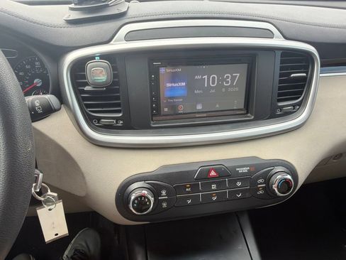 Used 2017 Kia Sorento AWD image 10