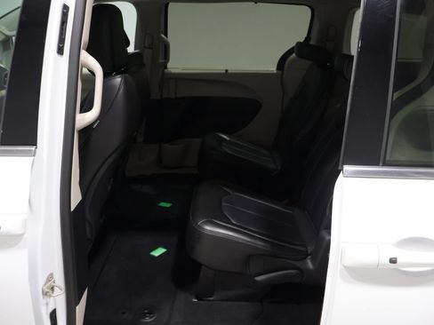 Used 2024 Chrysler Pacifica Touring-L FWD image 17